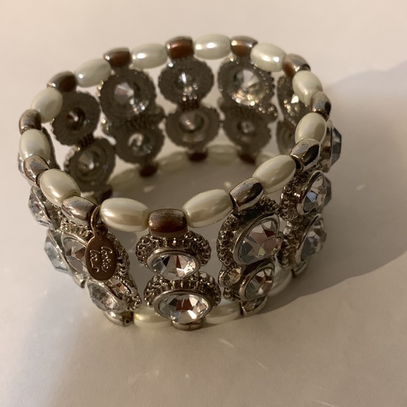 Gorgeous Cookie Lee rhinestone faux pearls bracelet* - Picture 5 of 5